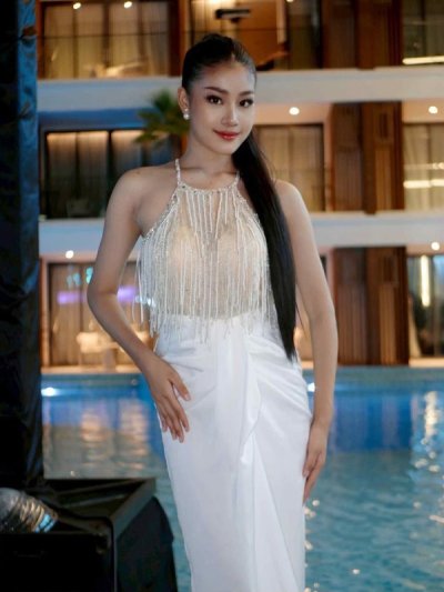 เดรสยาวสีขาวคล้องคอตกแต่งลูกปัดจับสม็อกที่เอวด้านหน้า