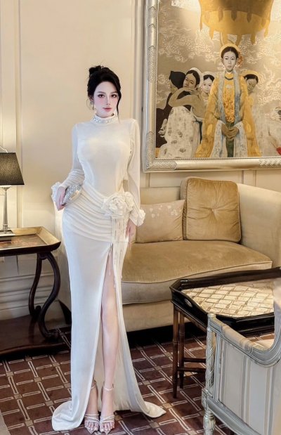 เดรสยาวสีขาวแขนยาวคอเต่าผ่าข้างตกแต่งดอกไม้และคริสตัล