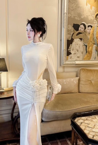 เดรสยาวสีขาวแขนยาวคอเต่าผ่าข้างตกแต่งดอกไม้และคริสตัล