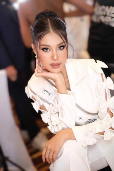 สูทผู้หญิงสีขาวแขนยาวตกแต่งโบว์ที่แขนพร้อมกางเกง