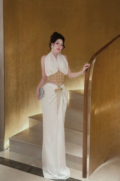 เดรสยาวสีขาวคล้องคอเว้าเอวตกแต่งลูกปัด จับสม็อกเอวด้านหน้า