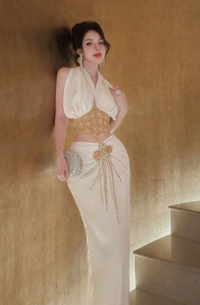 เดรสยาวสีขาวคล้องคอเว้าเอวตกแต่งลูกปัด จับสม็อกเอวด้านหน้า