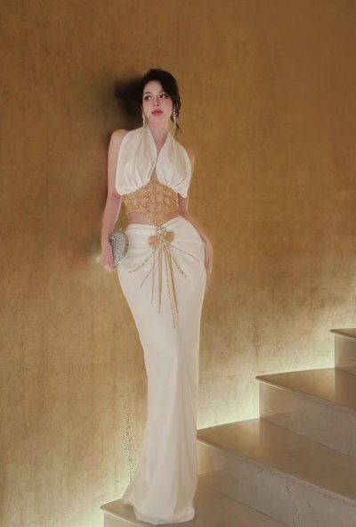 เดรสยาวสีขาวคล้องคอเว้าเอวตกแต่งลูกปัด จับสม็อกเอวด้านหน้า