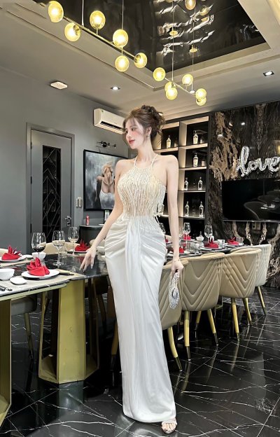 เดรสยาวสีขาวคล้องคอตกแต่งลูกปัดจับสม็อกที่เอวด้านหน้า