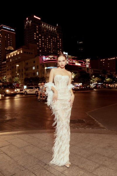 เดรสยาวสีขาวเกาะอกทรงคอร์เซ็ตตกแต่งเฟอร์ขนนก