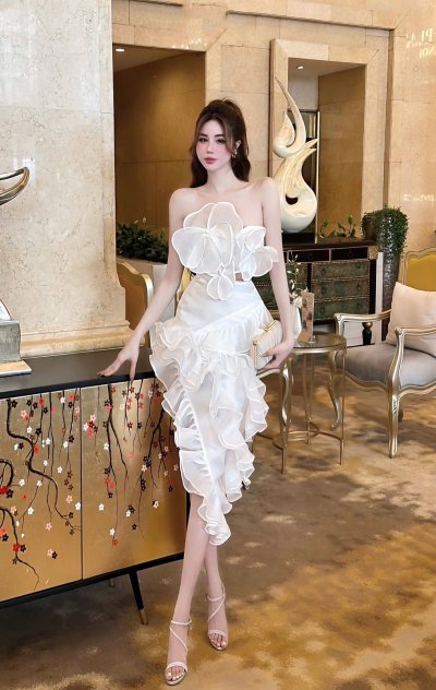 เดรสยาวสีขาวเกาะอกตกแต่งดอกไม้และระบายที่กระโปรง