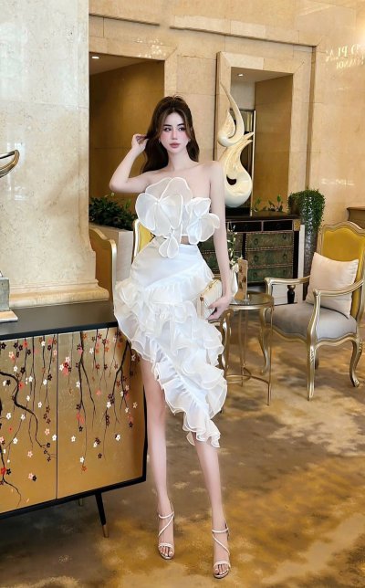 เดรสยาวสีขาวเกาะอกตกแต่งดอกไม้และระบายที่กระโปรง