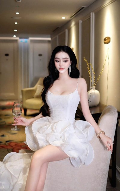 เดรสหน้าสั้นหลังยาวสีขาวสายเดี่ยวตกแต่งระบาย