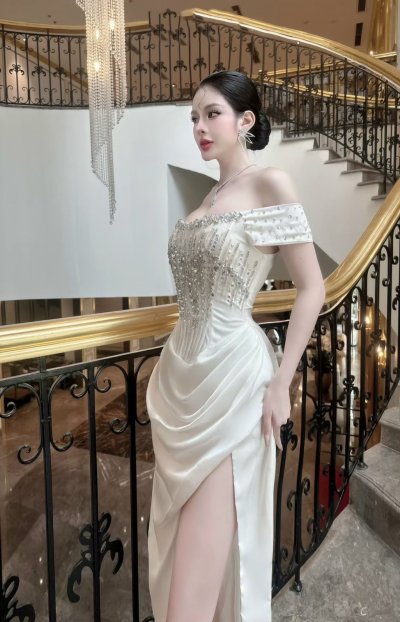 เดรสยาวสีขาวเกาะอกผ่าข้างทรงคอร์เซ็ตตกแต่งคริสตัล