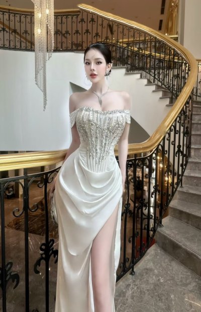เดรสยาวสีขาวเกาะอกผ่าข้างทรงคอร์เซ็ตตกแต่งคริสตัล
