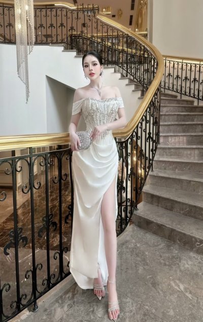 เดรสยาวสีขาวเกาะอกผ่าข้างทรงคอร์เซ็ตตกแต่งคริสตัล