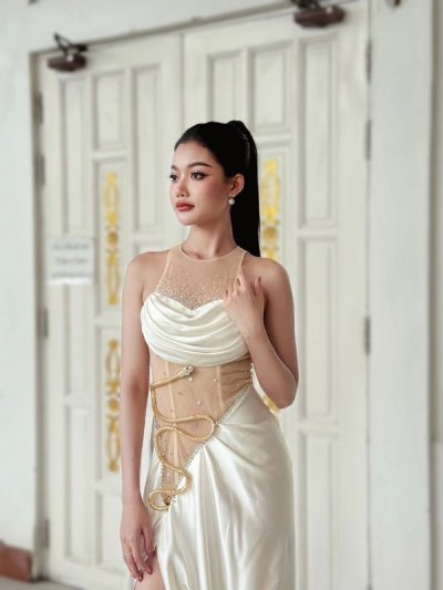 เดรสยาวสีขาวแขนกุดผ้าซีทรูเว้าเอวผ่าข้างตกแต่งงูคริสตัล