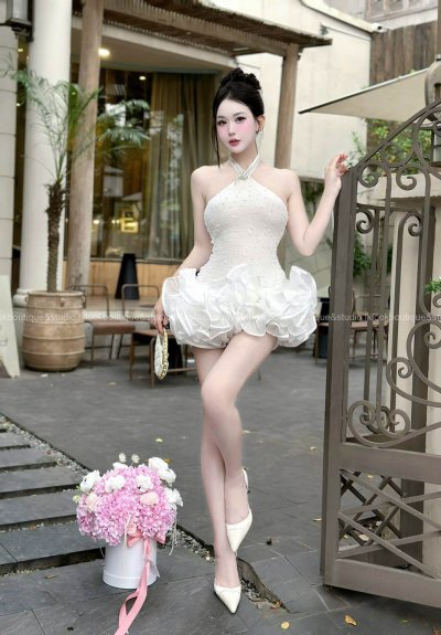 เดรสสั้นสีขาวคล้องคอทรงระบายตกแต่งคริสตัลทั้งชุด