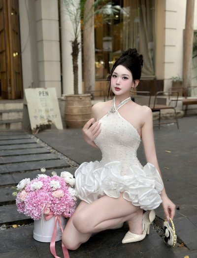 เดรสสั้นสีขาวคล้องคอทรงระบายตกแต่งคริสตัลทั้งชุด