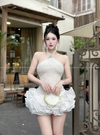 เดรสสั้นสีขาวคล้องคอทรงระบายตกแต่งคริสตัลทั้งชุด