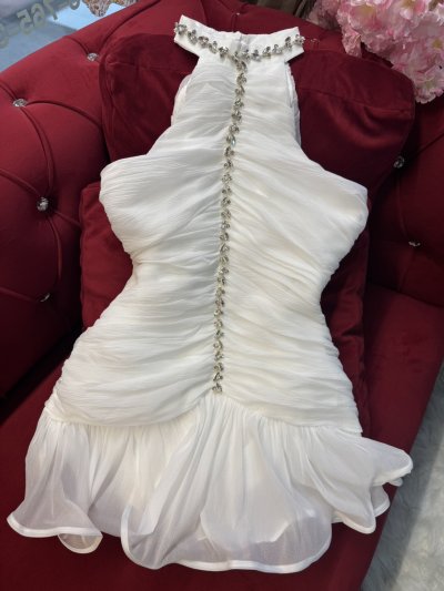 เดรสสั้นสีขาวคล้องคอทรงระบายจับสม็อกข้างเอวตกแต่งคริสตัล