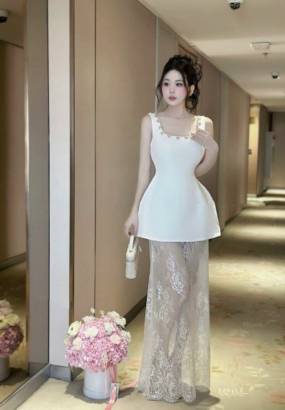 เดรสสั้นสีขาวแขนกุดตกแต่งผ้าลูกไม้ที่ชายกระโปรงและคริสตัล