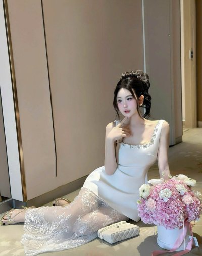 เดรสสั้นสีขาวแขนกุดตกแต่งผ้าลูกไม้ที่ชายกระโปรงและคริสตัล