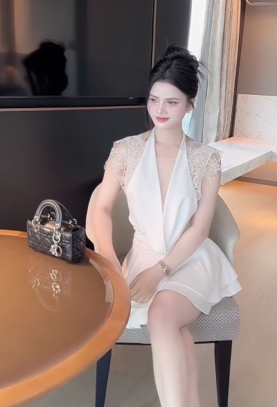 เดรสสั้นสีขาวคล้องคอแขนกุดตกแต่งลูกไม้ทรงระบายสม็อกเอว