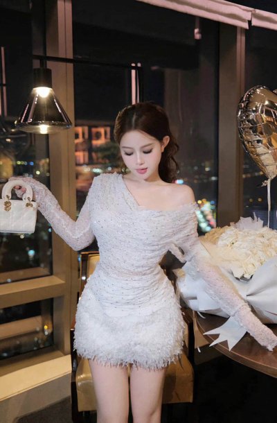 เดรสสั้นสีขาวแขนยาวปาดไหล่ตกแต่งกลิตเตอร์ทั้งชุด