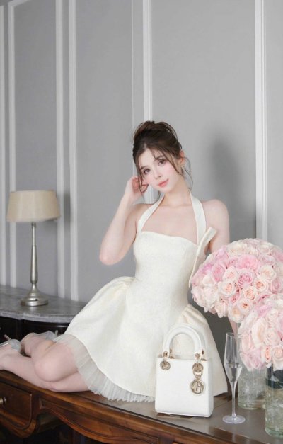 เดรสสั้นสีขาวคล้องคอทรงระบายตกแต่งลูกไม้และโบว์ที่อก