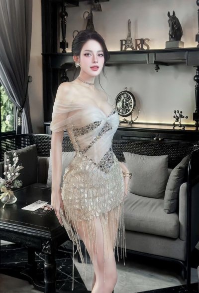 เดรสสั้นสีขาวเกาะอกตกแต่งผ้าซีทรูและคริสตัลทั้งชุด