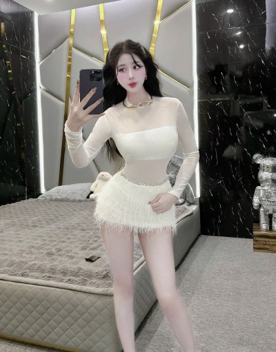 เดรสสั้นสีขาวแขนยาวผ้าซีทรูตกแต่งขนนกและคริสตัล