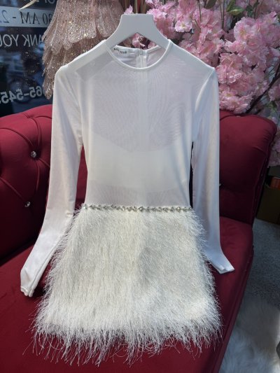 เดรสสั้นสีขาวแขนยาวผ้าซีทรูตกแต่งขนนกและคริสตัล