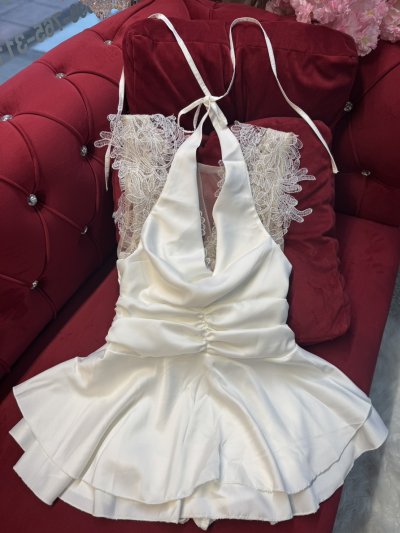 เดรสสั้นสีขาวคล้องคอแขนกุดตกแต่งลูกไม้ทรงระบายสม็อกเอว