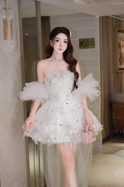 เดรสสั้นสีขาวเกาะอกตกแต่งผ้าซีทรูและคริสตัลทั้งชุด