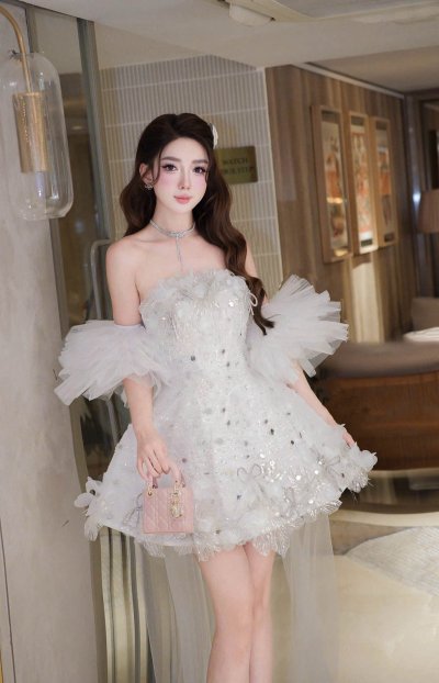 เดรสสั้นสีขาวเกาะอกตกแต่งผ้าซีทรูและคริสตัลทั้งชุด