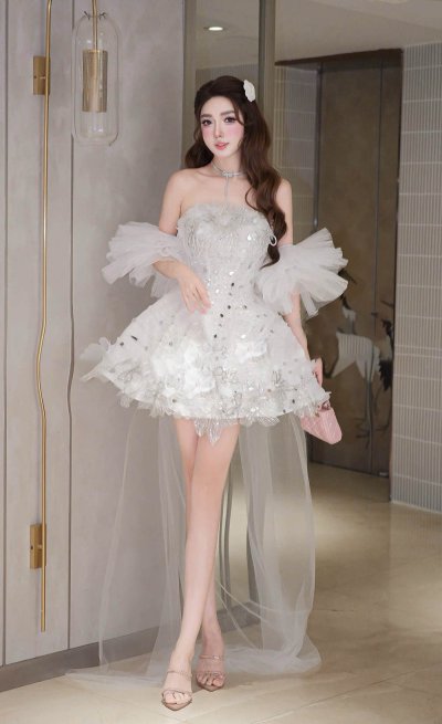 เดรสสั้นสีขาวเกาะอกตกแต่งผ้าซีทรูและคริสตัลทั้งชุด