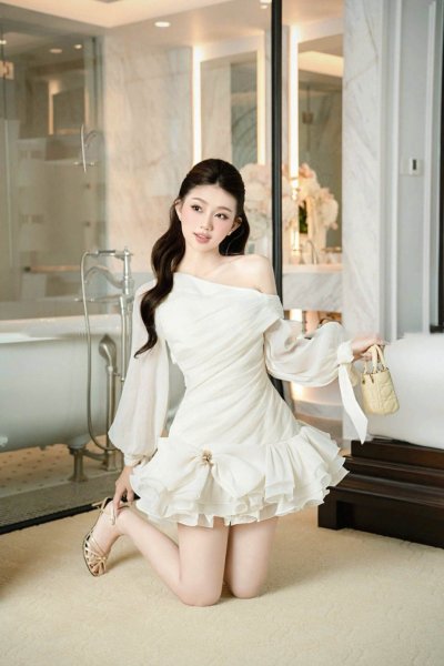 เดรสสั้นสีขาวแขนยาวปาดไหล่ทรงระบายตกแต่งอะไหล่สีทอง