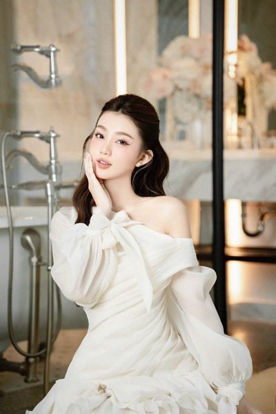 เดรสสั้นสีขาวแขนยาวปาดไหล่ทรงระบายตกแต่งอะไหล่สีทอง