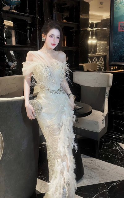 เดรสสั้นสีขาวปาดไหล่ตกแต่งผ้าซีทรู ขนนกและคริสตัล