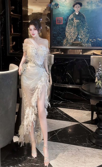 เดรสสั้นสีขาวปาดไหล่ตกแต่งผ้าซีทรู ขนนกและคริสตัล