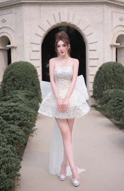 เดรสสั้นสีขาวเกาะอกตกแต่งคริสตัลและโบว์ที่ด้านหลัง