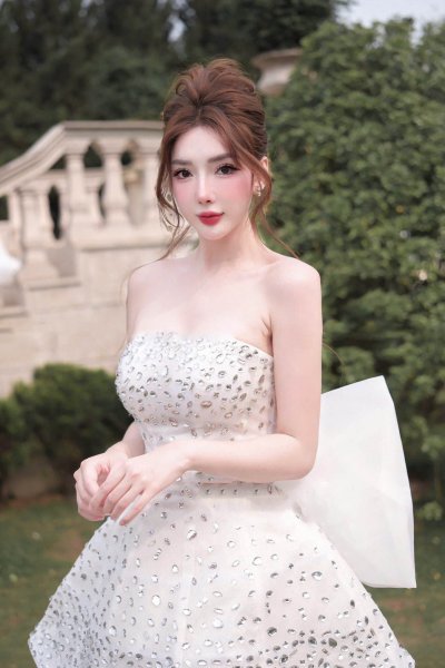 เดรสสั้นสีขาวเกาะอกตกแต่งคริสตัลและโบว์ที่ด้านหลัง