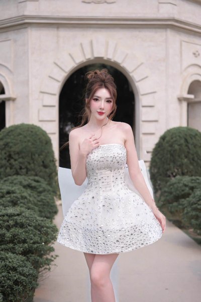 เดรสสั้นสีขาวเกาะอกตกแต่งคริสตัลและโบว์ที่ด้านหลัง