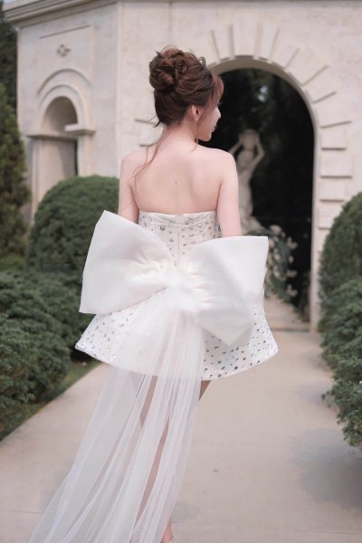 เดรสสั้นสีขาวเกาะอกตกแต่งคริสตัลและโบว์ที่ด้านหลัง