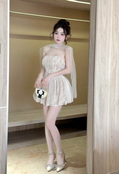 เดรสสั้นสีขาวลูกไม้เกาะอกทรงระบายพร้อมผ้าคลุมไหล่