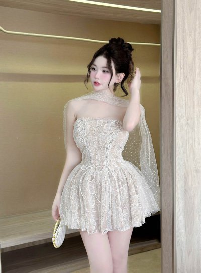 เดรสสั้นสีขาวลูกไม้เกาะอกทรงระบายพร้อมผ้าคลุมไหล่