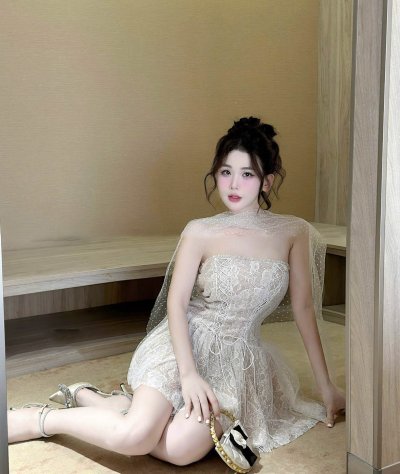 เดรสสั้นสีขาวลูกไม้เกาะอกทรงระบายพร้อมผ้าคลุมไหล่