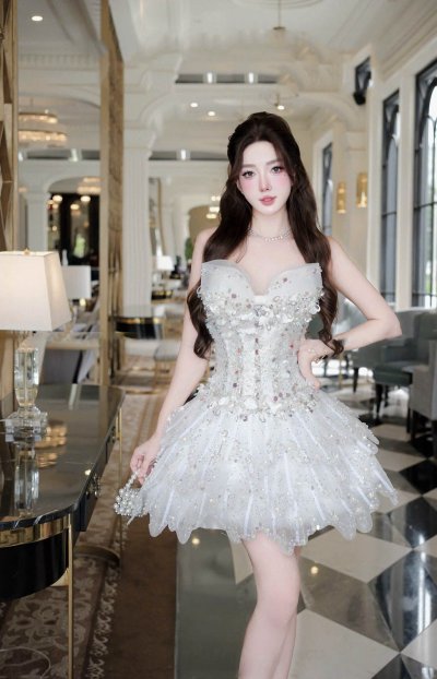 เดรสสั้นสีขาวเกาะอกตกแต่งโบว์ที่หน้าแกและคริสตัลทั้งชุด