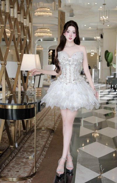 เดรสสั้นสีขาวเกาะอกตกแต่งโบว์ที่หน้าแกและคริสตัลทั้งชุด