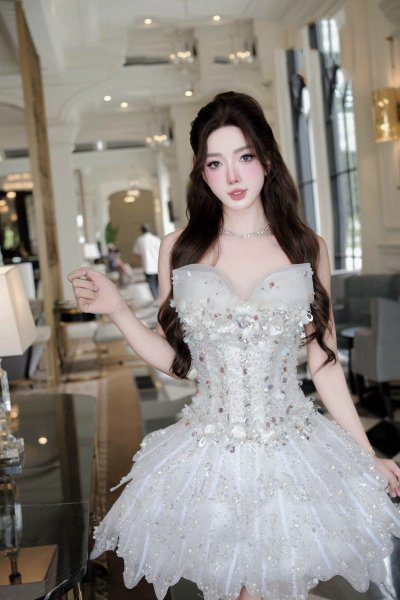 เดรสสั้นสีขาวเกาะอกตกแต่งโบว์ที่หน้าแกและคริสตัลทั้งชุด