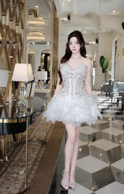 เดรสสั้นสีขาวเกาะอกตกแต่งโบว์ที่หน้าแกและคริสตัลทั้งชุด