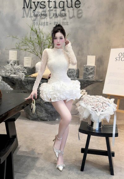 เดรสสั้นสีขาวแขนยาวตกแต่งระบายและกลิตเตอร์ทั้งชุด