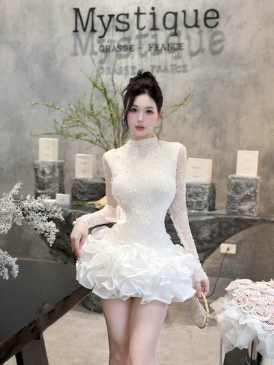 เดรสสั้นสีขาวแขนยาวตกแต่งระบายและกลิตเตอร์ทั้งชุด