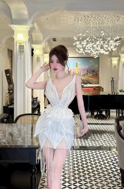 เดรสสั้นสีขาวสายเดี่ยวตกแต่งดอกไม้รอบเอวและคริสตัล